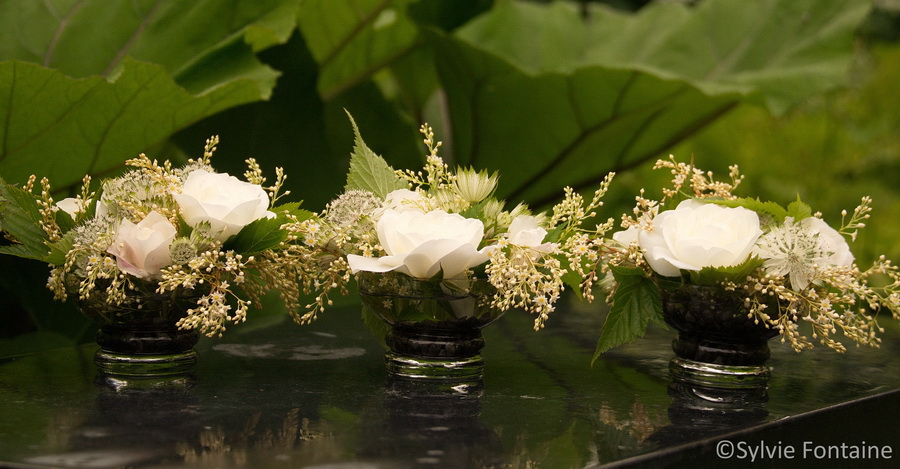 3 petits verres pour un décor de table avec les fleurs du jardin